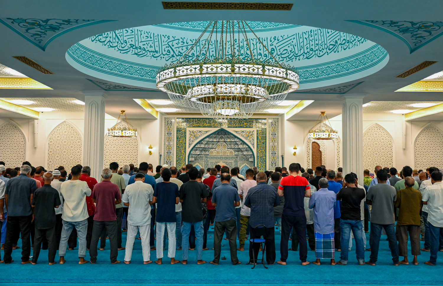 އޭދަފުށީ، ޑޭޒީވިލާ، މުހައްމަދު އަލީގެ ހަރަދުގައި އެ ރަށުގައި ބިނާކުރި މިސްކިތުގައި މިއަދުގެ މަޣުރިބު ނަމާދު ކުރަނީ: މަސްޖިދުލް މުހައްމަދު އަލީގައި އެއްފަހަރާ 1،200 މީހުންނަށް ނަމާދު ކުރެވޭނެ.--- ފޮޓޯ: ނިޝާން އަލީ| މިހާރު