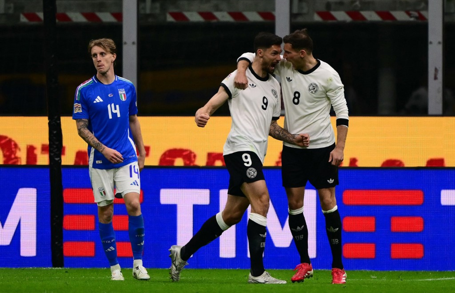 ޖަރުމަނުން އެއްވަރު ކުރި ލަނޑު ޖެހުމަށް ފަހު.-- ފޮޓޯ: އޭއެފްޕީ