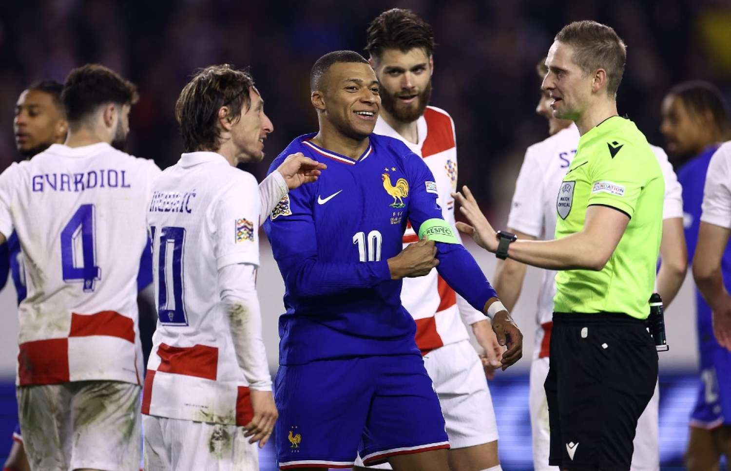 ފްރާންސްގެ ކެޕްޓަން ކިލިއަން އެމްބާޕޭ ވަނީ ރޭގެ މެޗުގައި ފުލްކޮށް ކުޅެފައި.-- ފޮޓޯ: އޭއެފްޕީ