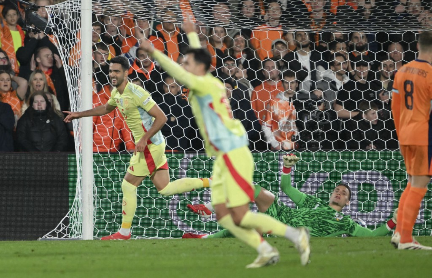 ސްޕެއިން ނަތީޖާ އެއްވަރު ކުރި ލަނޑު ޖެހުމަށް ފަހު.-- ފޮޓޯ: އޭއެފްޕީ