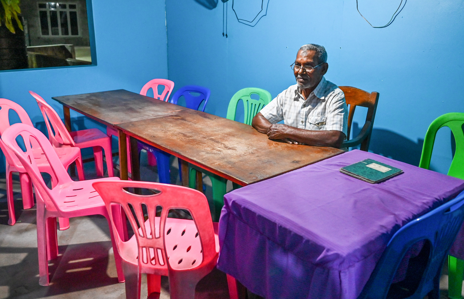 މުދިންބެ މިހާރު ކިޔަވައިދޭން އޭނަގެ ގޭގައި ހަދާފައި ހުންނަ ގުރުއާން ކްލާހުގައި.-- ފޮޓޯ: ފަޔާޒް މޫސާ / މިހާރު