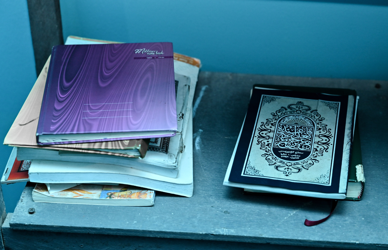 މުދިންބެ ކައިރިއަށް ކިޔަވަންދާ ކުދިންގެ ފޮތްތައް އެ ކަމަށް ހާއްސަ ކަބަޑުގައި ބަހައްޓާފައި.-- ފޮޓޯ: ފަޔާޒް މޫސާ / މިހާރު