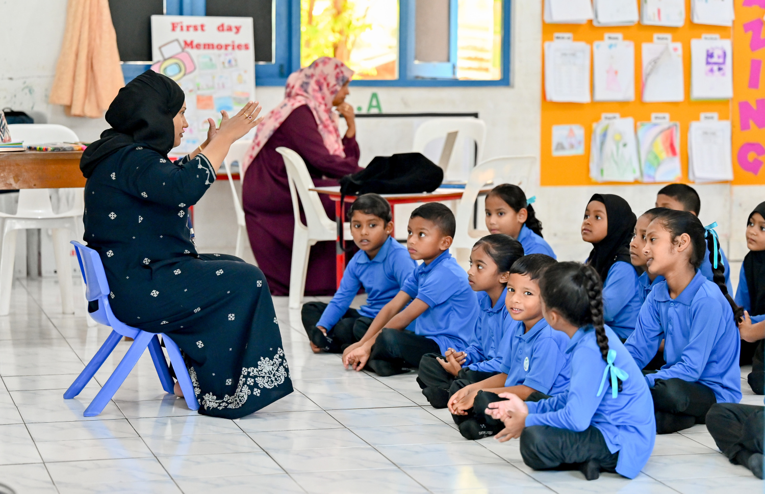 ކުޑަހުވަދޫގައި ހުންނަ އަތޮޅު ތައުލީމީ މަރުކަޒުގެ ކްލާހެއްގައި ކިޔަވައިދެނީ.-- ފޮޓޯ: ނިޝާން އަލީ/ މިހާރު