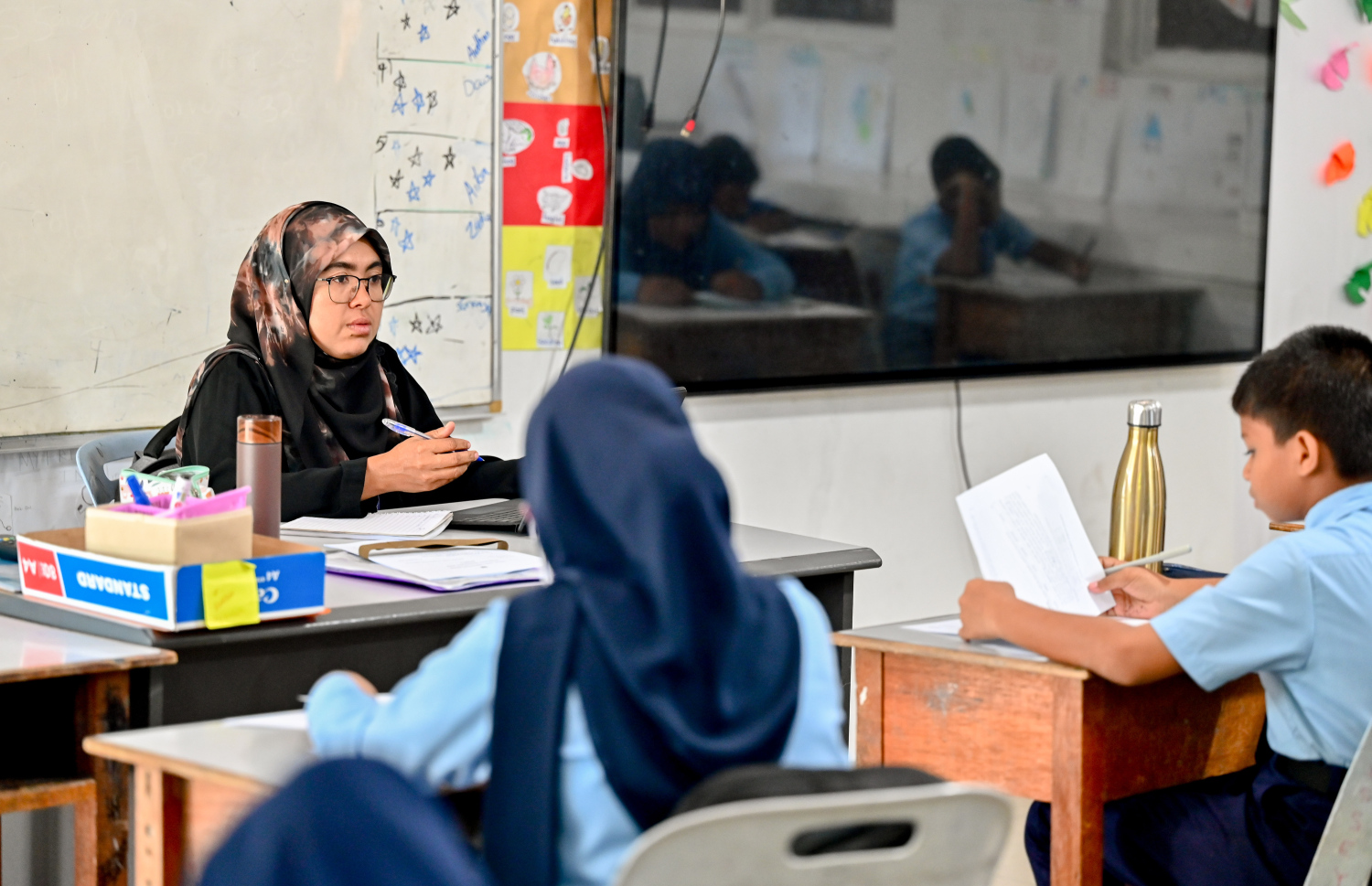 ސްކޫލެއްގެ ދަރިވަރުންތަކެއް ކްލާހެއްގައި ކިޔަވަނީ.-- ފޮޓޯ: ނިޝާން އަލީ / މިހާރު