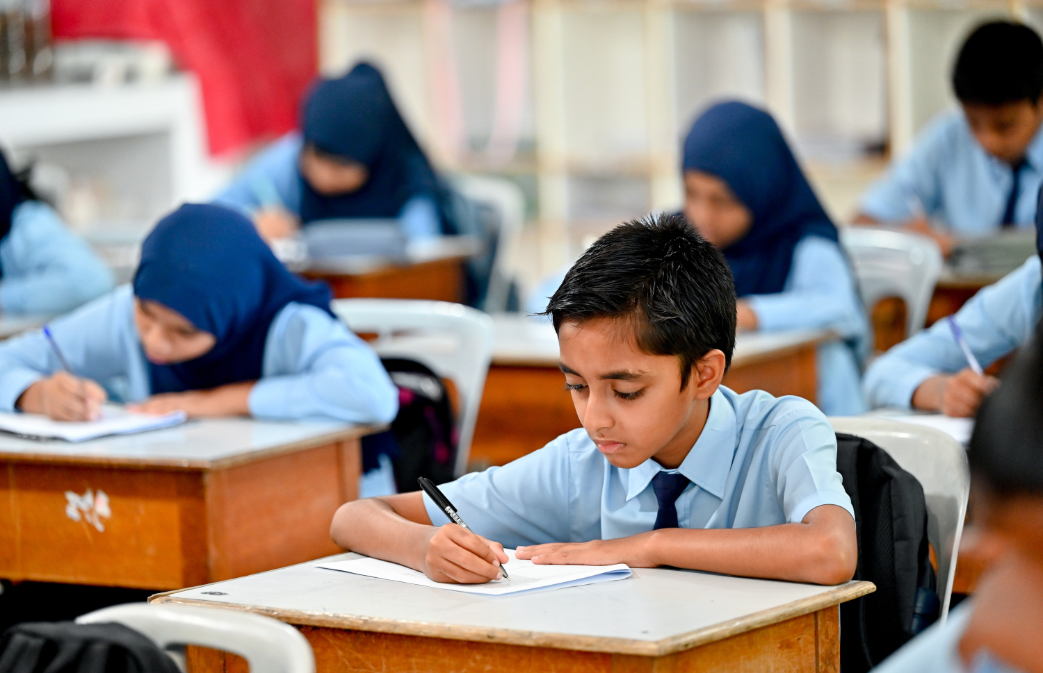 ދ. އަތޮޅު ސްކޫލުގެ ދަރިވަރުންތަކެއް ޓެސްޓު ހަދަނީ.-- ފޮޓޯ: ނިޝާން އަލީ / މިހާރު