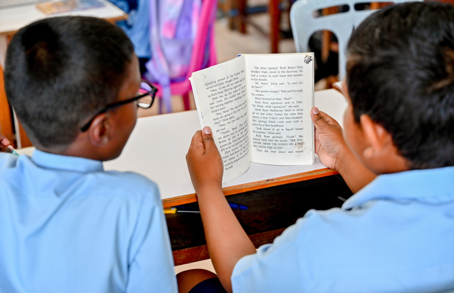 ސްކޫލެއްގައި ކުދިންތަކެއް ފޮތެއް ކިޔަނީ.-- ފޮޓޯ: ނިޝާން އަލީ | މިހާރު