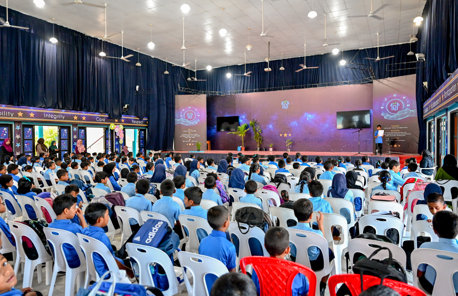 ކުޑަހުވަދޫގައި ހުންނަ އަތޮޅު ތައުލީމީ މަރުކަޒުން ބޭއްވި އެސެމްބްލީގައި ދަރިވަރުންތަކެއް ބައިވެރިވަނީ.-- ފޮޓޯ: ނިޝާން އަލީ/ މިހާރު