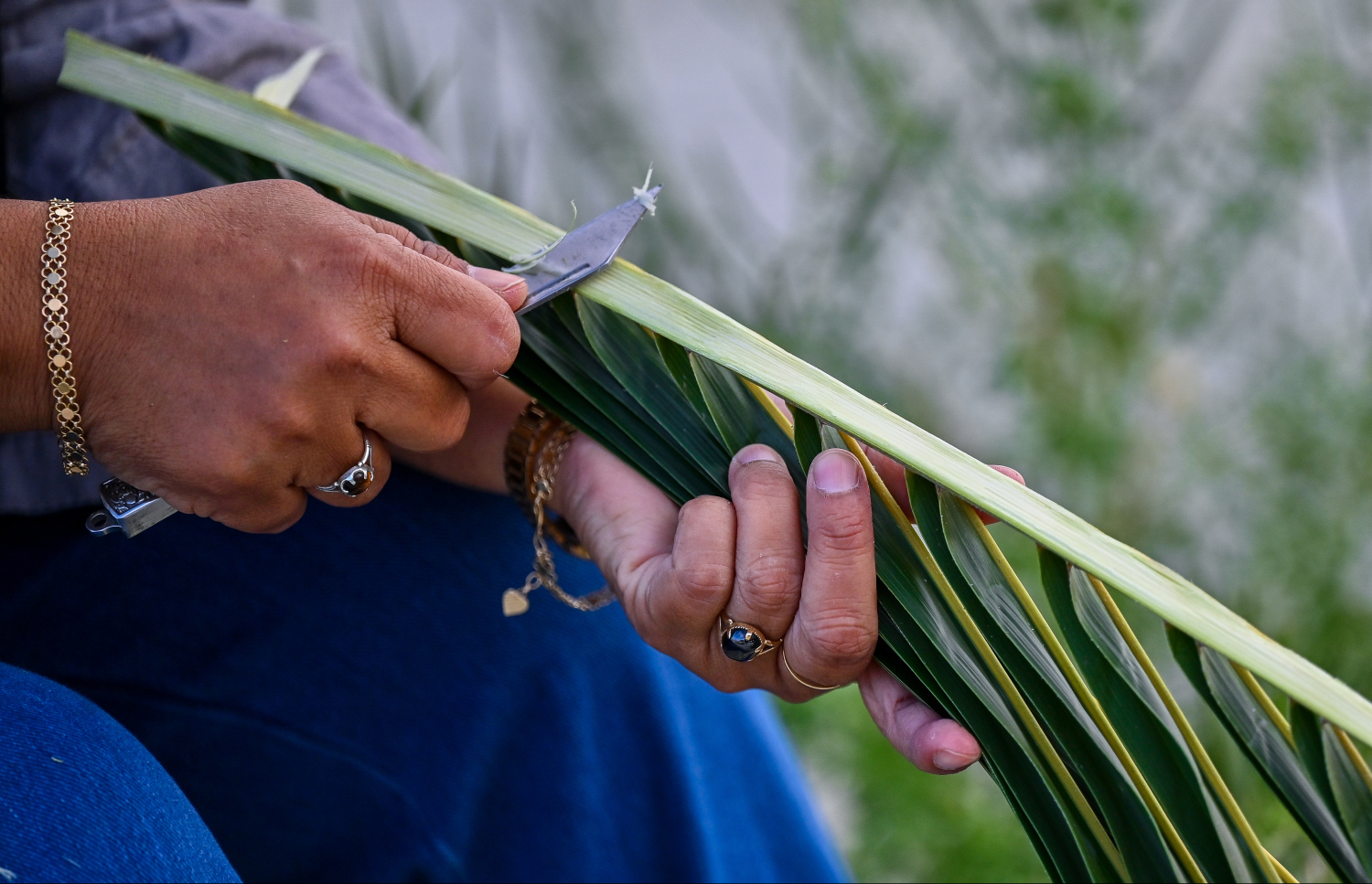 އައިސްތު، ބޮލުގައި އަޅާ ތޮއްޕެއް ހަދަނީ.---ފޮޓޯ: ފަޔާޒު މޫސާ| މިހާރު