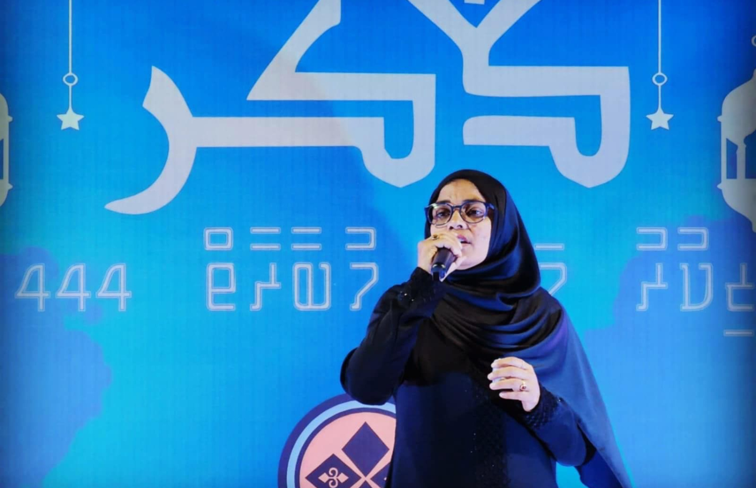 ގައްދޫގައި ބޭއްވި މަދަހަ މުބާރާތެއްގައި އައިސްތު މަދަހަ ކިޔަނީ.