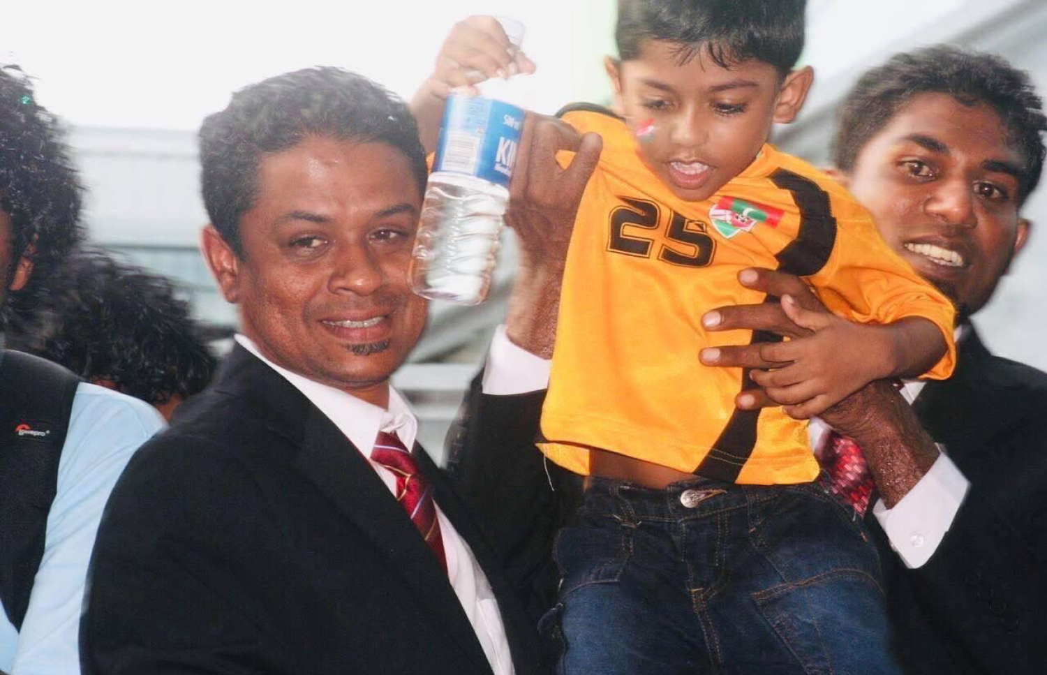 ސާންތި (ވ) 2008 ވަނަ އަހަރުގެ ސާފް ޗެމްޕިއަންޝިޕުގެ ކާމިޔާބަށް ފަހު މާލެ އައުމުން އޮތް ރަސްމިއްޔާތުގައި ގޯލްކީޕަރު އިމްރާން (ކ) އާއި އޭނާގެ ދަރިފުޅާ އެކު.