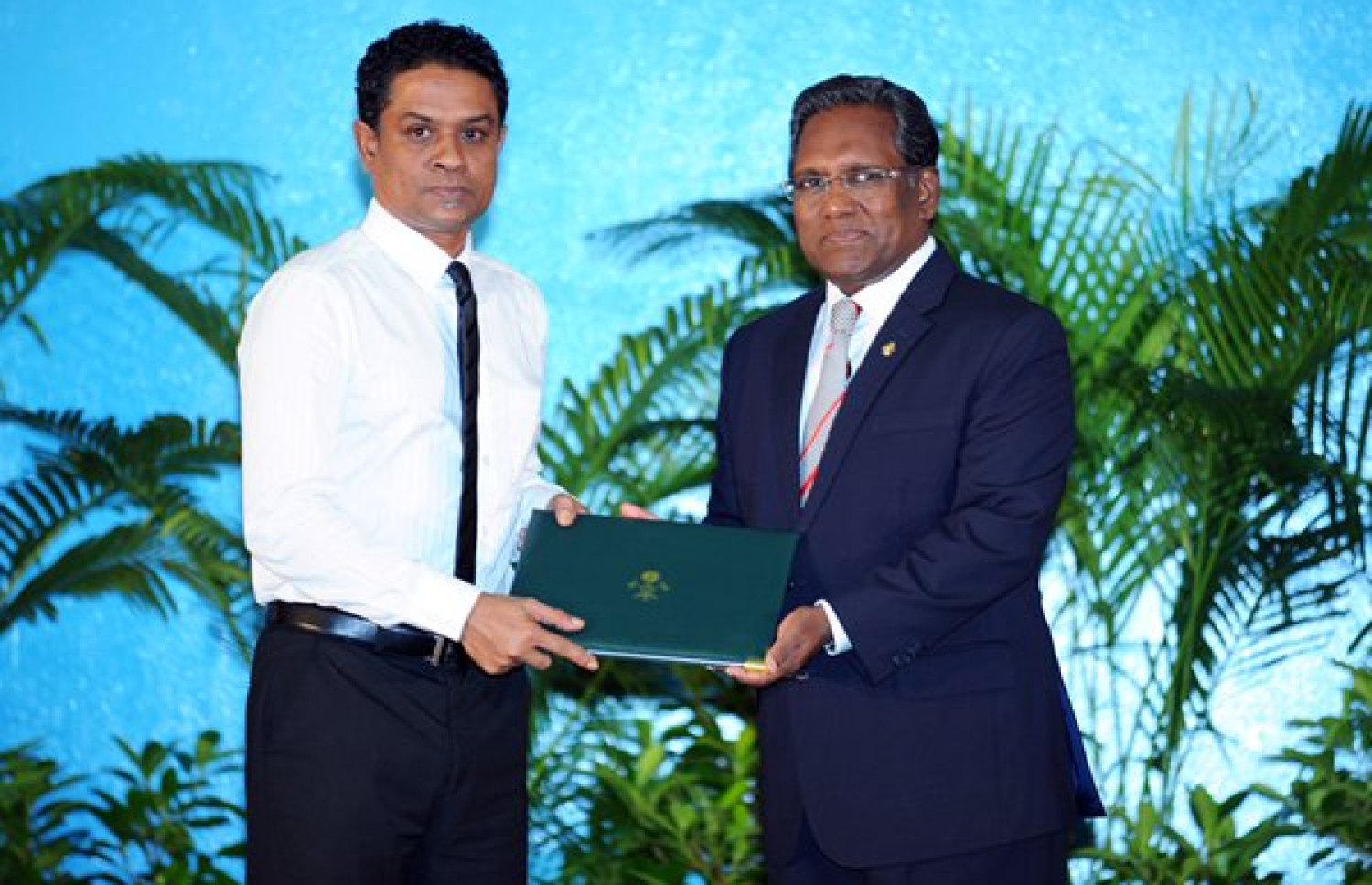 ސާންތި (ވ) އަށް ރައީސް ޑރ. ވަހީދު ސަރުކާރުގެ ހާއްސަ އިނާމު ދެއްވަނީ.