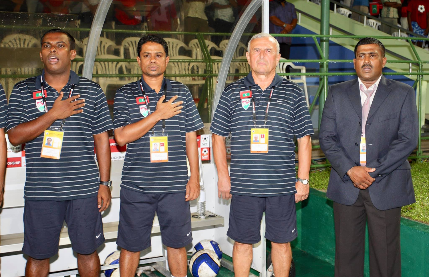 ސާންތި (ވ-2) ކޯޗު ޔަންކޭޒް (ކ-2) އާއި މެނޭޖަރު ހާނިމް (ކ) އަދި އެސިސްޓަންޓް ކޯޗު މޯހަންއާ އެކު 2008 ގެ ސާފް ޗެމްޕިއަންޝިޕުގެ މެޗެއް ކުރިން.