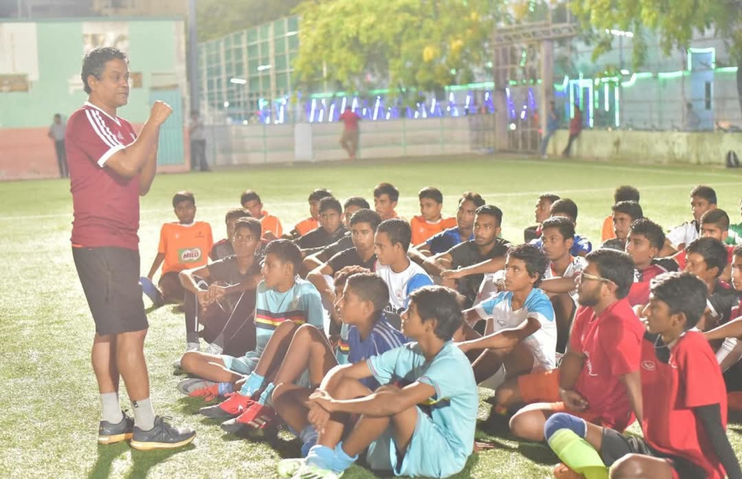 އީގަލްސްގެ ޒުވާން ޓީމުގެ ޕްރެކްޓިސް ސެޝަނެއްގެ ތެރެއިން ސާންތި ކުޅުންތެރިންނަށް އިރުޝާދު ދެނީ --- ފައިލް ފޮޓޯ