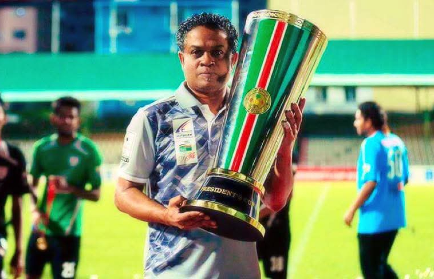 ސާންތި އީގަލްސްއާ އެކު ޕްރެޒިޑެންޓްސް ކަޕް އުފުލާލުމަށް ފަހު ފޮޓޯއަކަށް ހުއްޓިލައިގެން.