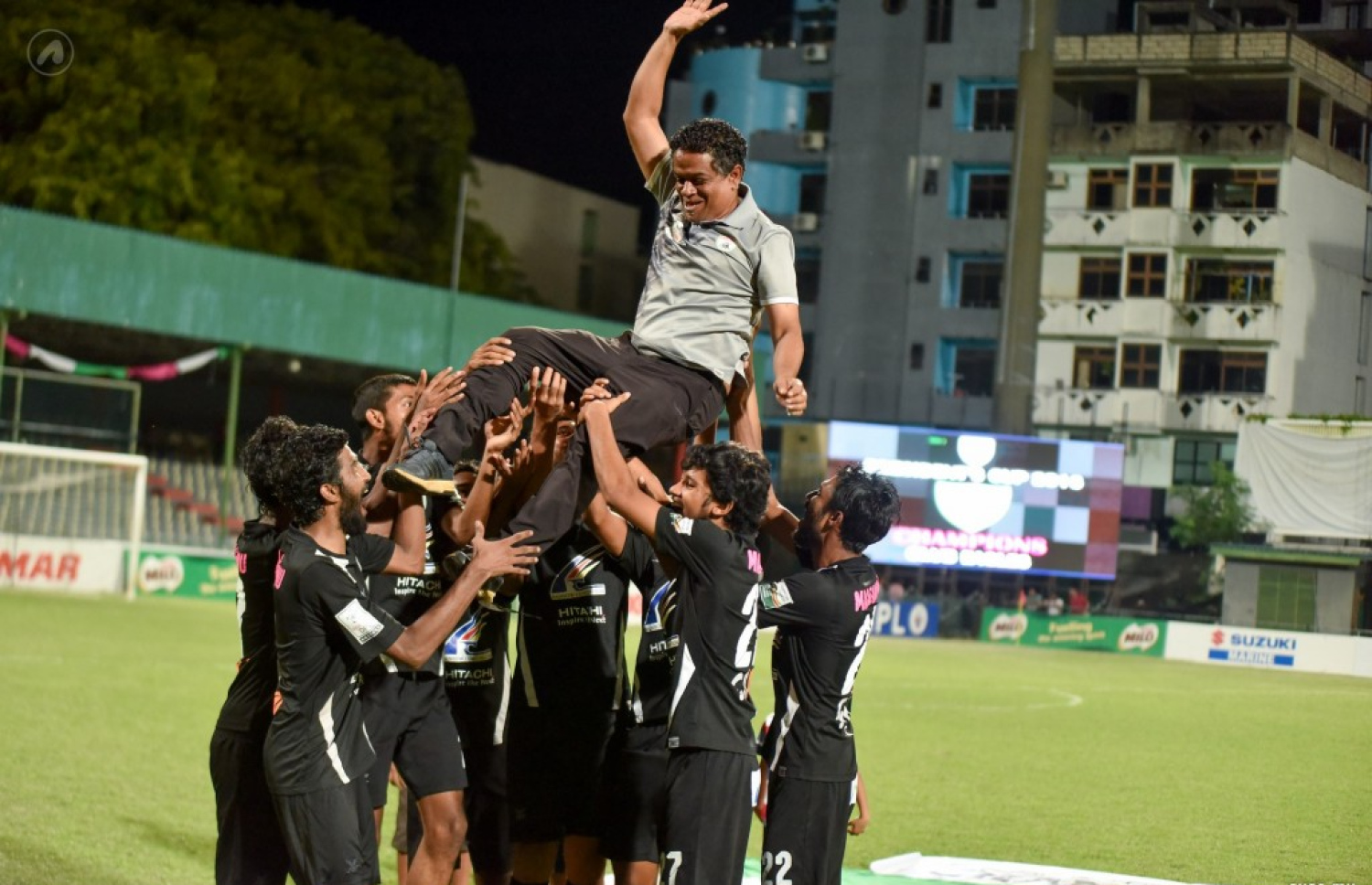 އީގަލްސްގެ ކުޅުންތެރިން ސާންތި އުފުލާލައިގެން.