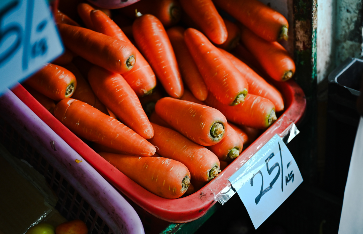 ކެރެޓު ކިލޯއެއް ބާޒާރުގައި ލިބެން ހުރީ 25ރ. އަށް -- ފޮޓޯ: ނިޝާން އަލީ / މިހާރު