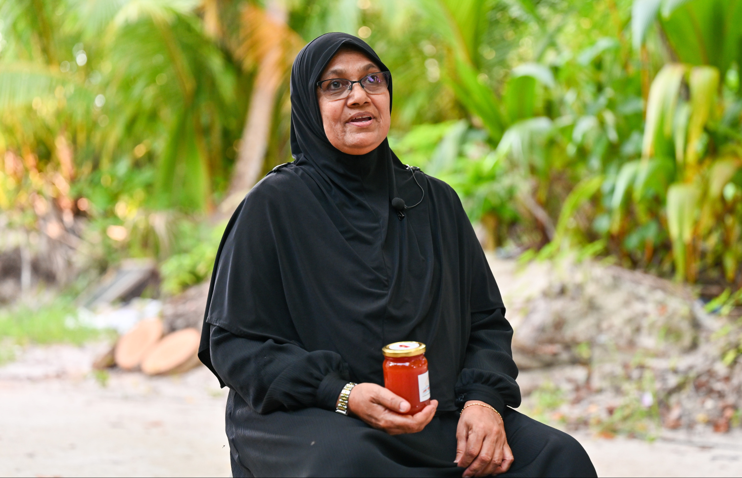 ތިއްތަ ޖޭމް ހަދަން ފެށި ގޮތް ކިޔައިދެނީ. -- ފޮޓޯ: ފަޔާޒް މޫސާ