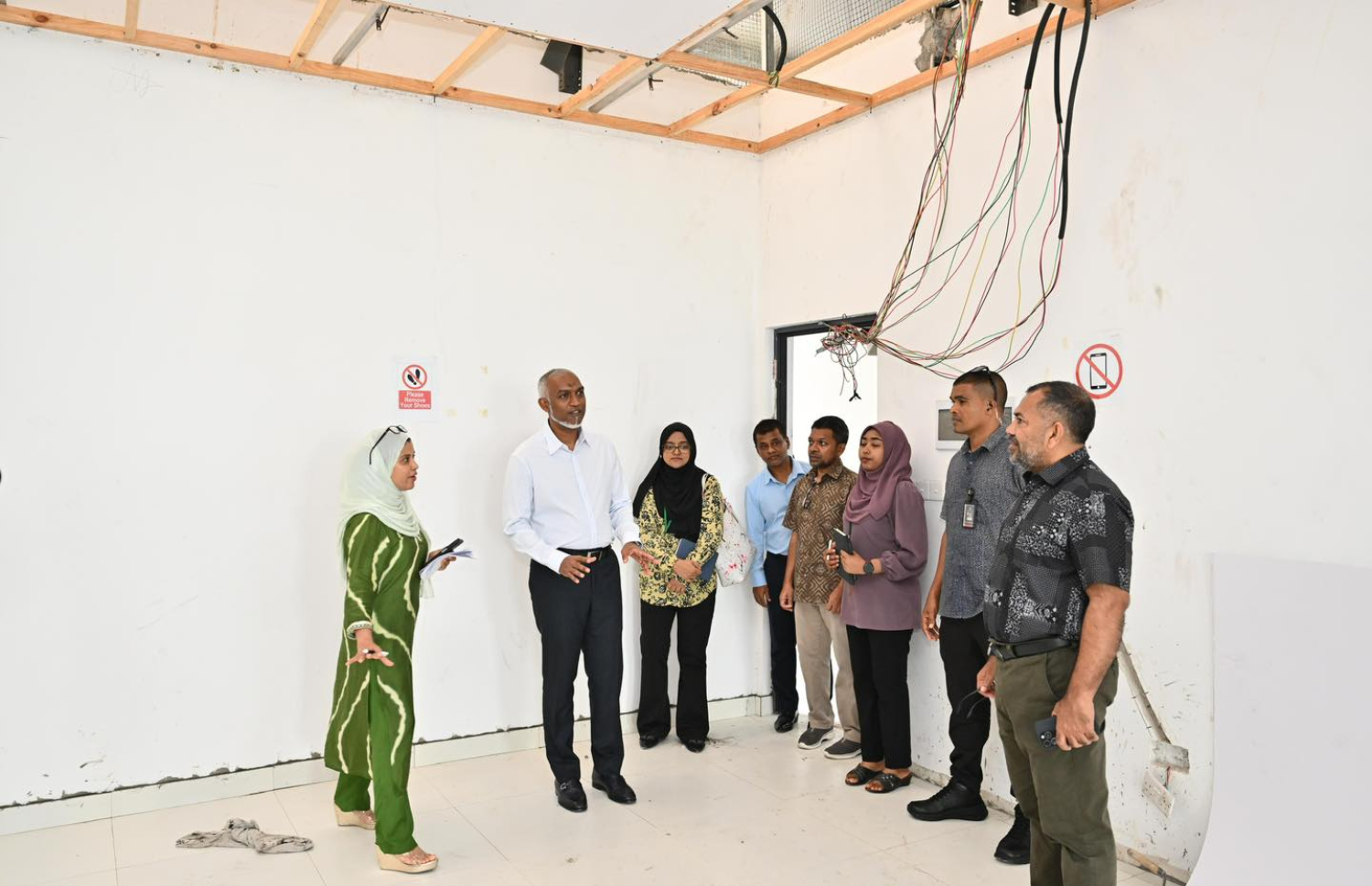 ހުޅުމާލޭގައި އިމާރާތް ކުރަމުން އަންނަ ތެލެސީމިއާ ސެންޓަރުގެ އާ އިމާާރާތުގެ މަސައްކަތްތައް ހަލުވި ކުރެވޭނެ ގޮތްތަކާ ގުޅޭ ގޮތުން ރައީސް މިއަދު މަޝްވަރާ ކުރައްވަނީ.---ފޮޓޯ: ރައީސް އޮފީސް