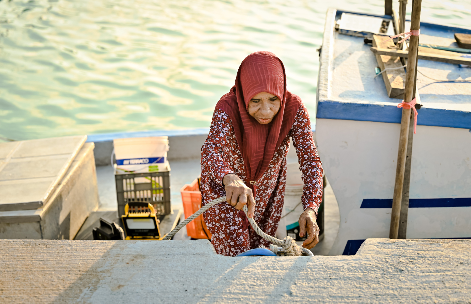 ވެލި ނަަގައިގެން އައިސް ރަޝީދާ ދޯނި އަޅަނީ.-- ފޮޓޯ: ނިޝާން އަލީ | މިހާރު