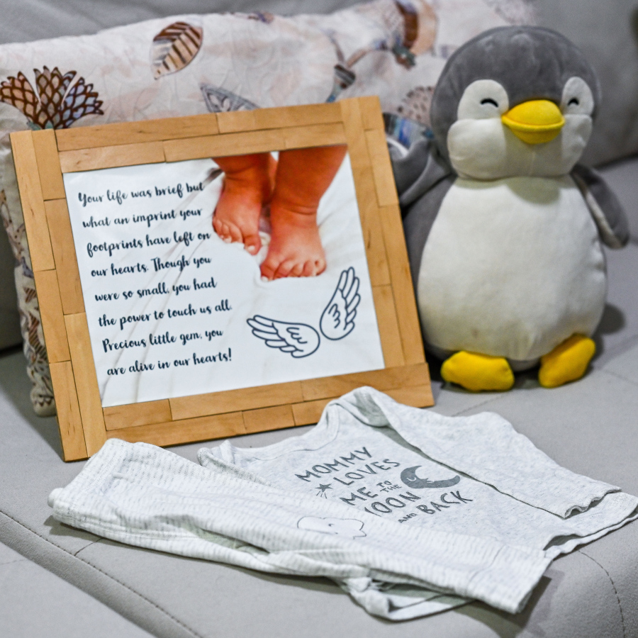 ބެބީގެ ޓީޝާޓަކާއި ޓޯއީ އަދި ދަރިފުޅަށް ހާއްސަކޮށްގެން ނަޝް ހަދާފައިވާ ކާޑެއް.-- ފޮޓޯ: ފަޔާޒު މޫސާ/ މިހާރު