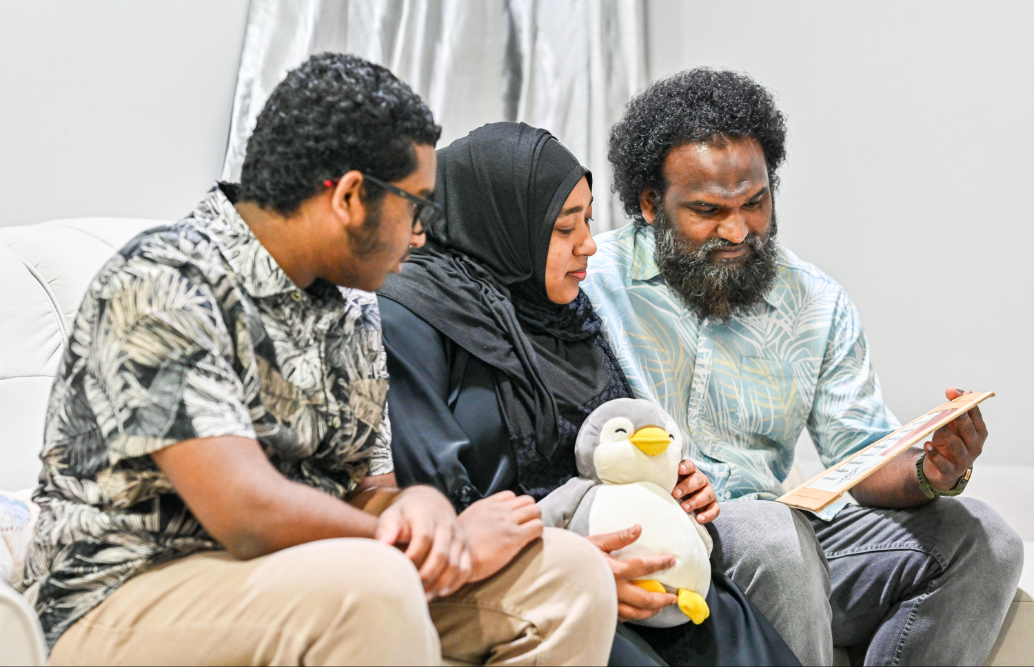 ޝުޖާ، ނަޝް އަދި އައުބު، ބެބީގެ ހަނދާންތަކާއެކު.- ފޮޓޯ: ފަޔާޒު މޫސާ/ މިހާރު