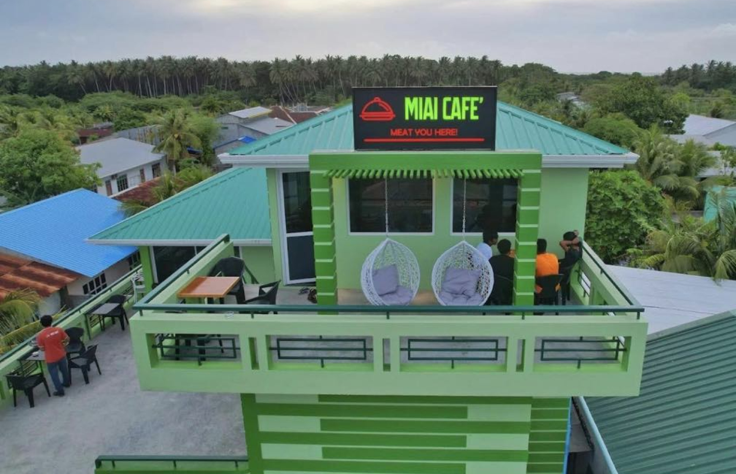 ދެ ކުދިންގެ ބެލުމުގެ ދަށުން ހިންގާ ކެފޭ: އަތޮޅުގެ ރަށްތަކަކުން މަނަދު އަށް އަންނަ ގިނަ ބަޔަކު މި ކެފޭ އިން ހިދުމަތް ހޯދާ.