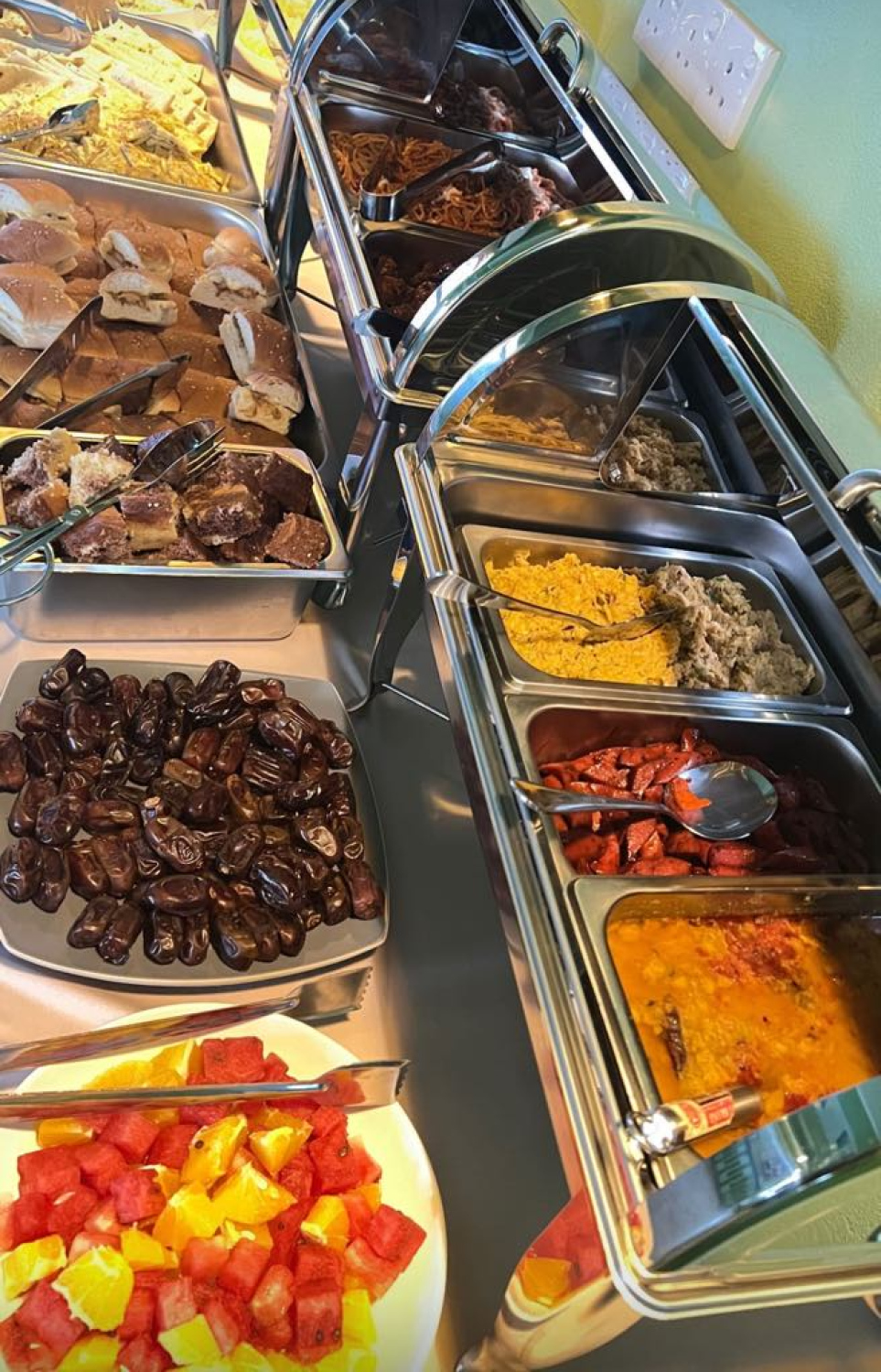 ކެފޭގައި ބުފޭ ތައްޔާރުކޮށްފައި. މި ރަށުގައި އަލަށް މިކަން މި ކެފޭގައި ފެށުމުން ގިނަ ބައަކަށް ކަމުގޮސްގެން ހިތްވަރު ދިން.