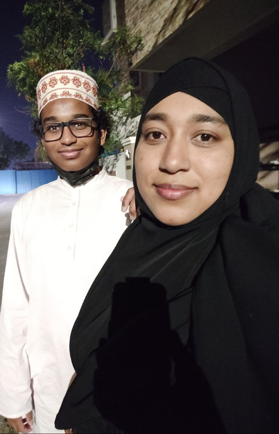 އައުބަށް 13 އަހަރުގައި އިންޑިއާގައި އިމާމުވެ ތަރާވީސް ނަމާދުކުރި ފުރަތަމަ ރެއަށްފަހު ނަޝްއާ ދެ މީހުން ފޮޓޯއެއް ނަގަނީ.