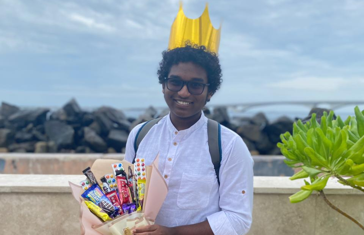 އައުބު، ގުރުއާނާ ބެހޭ މަރުކަޒަށް ގުރުއާން ހިތުން ކިޔައިދިނުމަށްފަހު، އެއް ވަނަ ދަރަޖައިން ފާސްވި ދުވަހު ބޮލުގައި ތާޖު އަޅުވައި، ޗޮކުލެޓު ބޮކޭއަކާއެކު ފޮޓޯއަކަށް ހުއްޓިގެން.