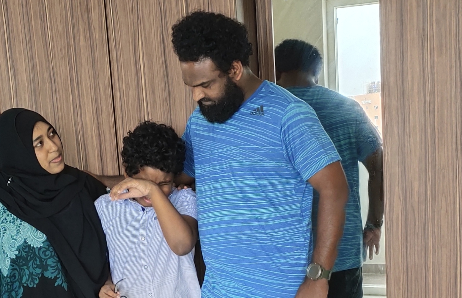 ބެބީގެ ވަކިވުމަށްފަ ހު، އިންޑިއާގައި ނަޝްގެ އާއިލާއިން އުޅުނު އެޕާޓްމަންޓުން ބަދަލުވާތީ އައުބު ރޮނީ. އުމުރުގައި ފަރަގު ހުއްޓަސް އެ ދެ ކުދިންގެ މެދުގައި ހާއްސަ ގުޅުމެއް އޮތް.