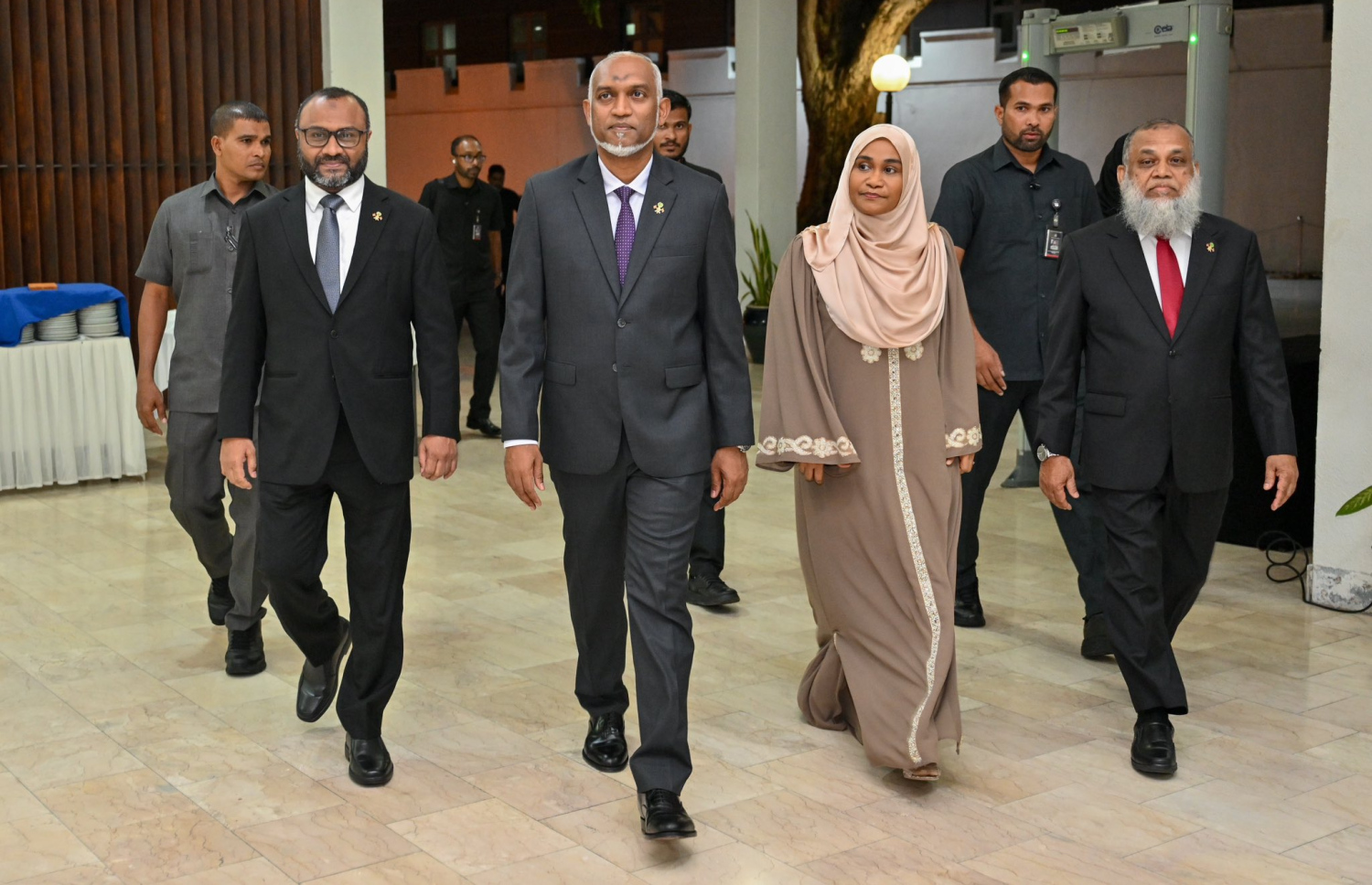 މިރޭ ބޭއްވި ހާފިޒުންގެ ދަސްވެނިވުމުގެ ޖަލްސާގައި ރައީސް ޑރ. މުހައްމަދު މުއިއްޒުގެ ދެކަނބަލުން ވަޑައިގަންނަވަނީ .-- ފޮޓޯ: އިސްލާމިކް މިނިސްޓްރީ