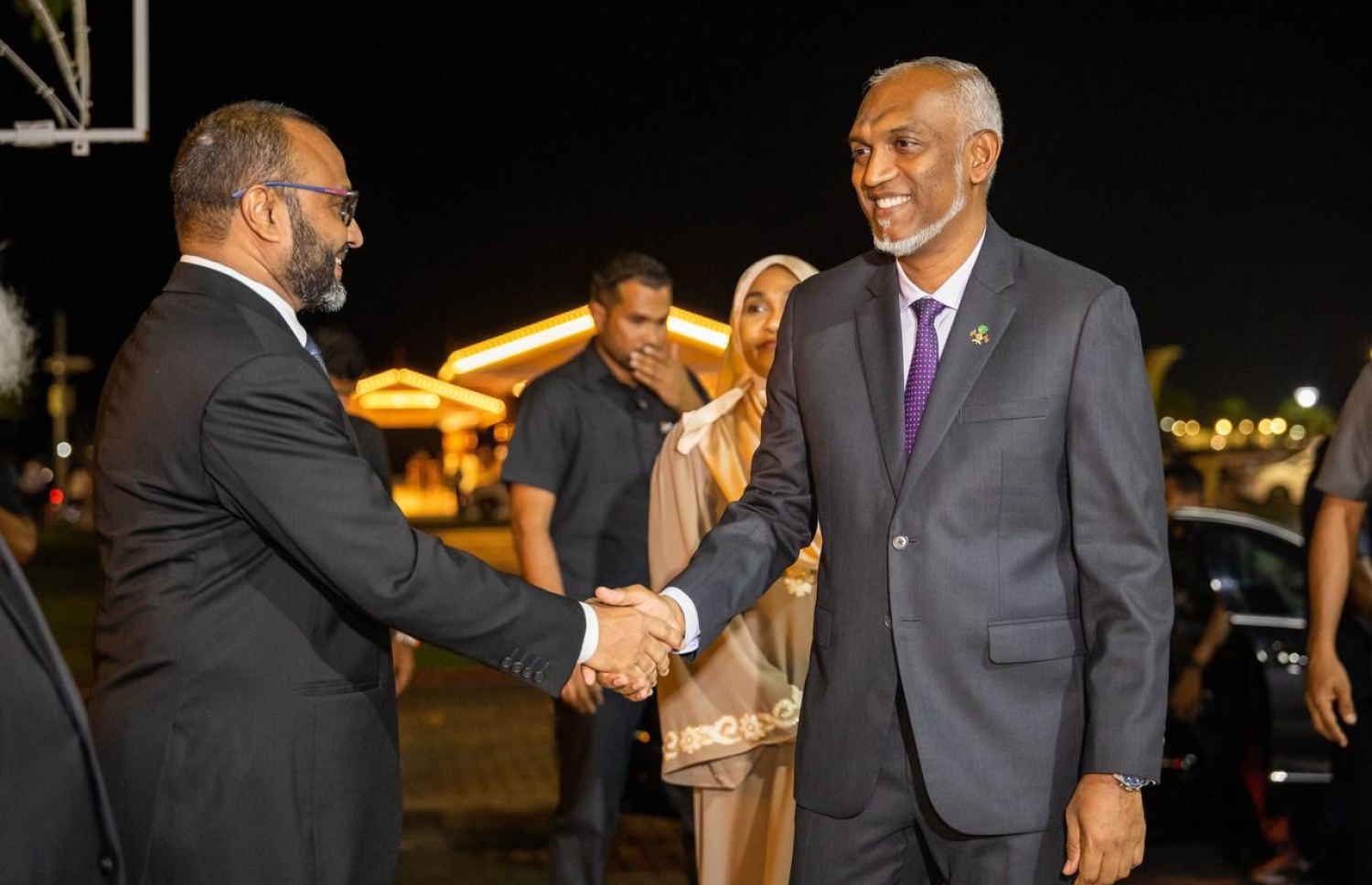 ހާފިޒުން ދަސްވެނިވުމަށް ހާއްސަކޮށް ރާއްޖޭގައި މިރޭ ބާއްވާ ފުރަތަމަ ހަފުލާގައި ބައިވެރިވުމަށް ރައީސް ޑރ. މުހައްމަދު މުއިއްޒު އިސްލާމީ މަރުކަޒަށް ވަދައިގަތުމުން މިނިސްޓަރު ޑރ. ޝަހީމް އަލީ ސައީދު ސަލާމް ކުރައްވަނީ.-- ފޮޓޯ: އިސްލާމިކް މިނިސްޓްރީ