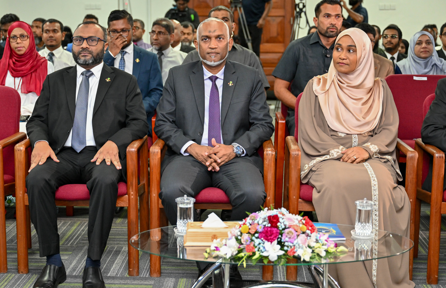 ރާއްޖޭގައި ފުރަތަމަ ފަހަރަށް ބޭއްވި ހާފިޒުންގެ ދަސްވެނިވުން ޖަލްސާގައި ރައީސް މުއިއްޒުގެ ދެކަނބަލުން ބައިވެރިވެވަޑައިގަންނަވަނީ އަދި އަރިހުގައި އިސްލާމިކް މިނިސްޓަރު ޑރ މުހައްމަދު ޝަހީމް އަލީ ސައީދު.--- ފޮޓޯ؛ ރައީސް އޮފީސް