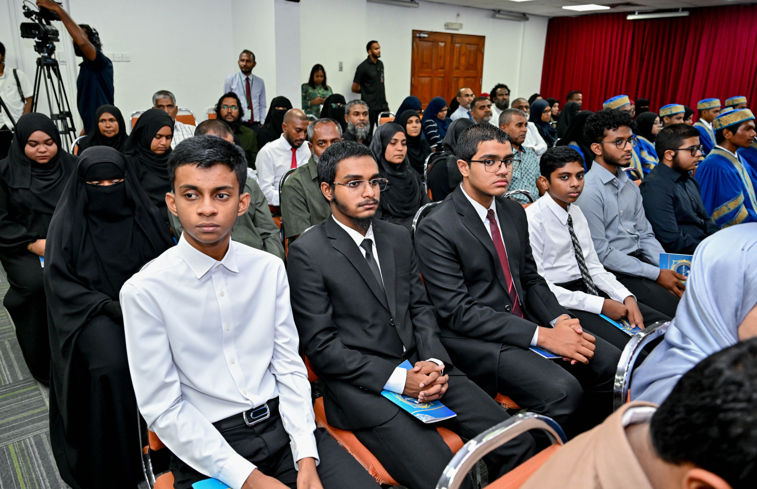 ހާފިޒުންގެ ދަސްވެނިވުން ޖަލްސާގައި ދަރިވަރުންގެ ބެލެނިވެރިންނާ އާއިލާގެ މީހުން ބައިވެރިވަނީ.--- ފޮޓޯ؛ ރައީސް އޮފީސް