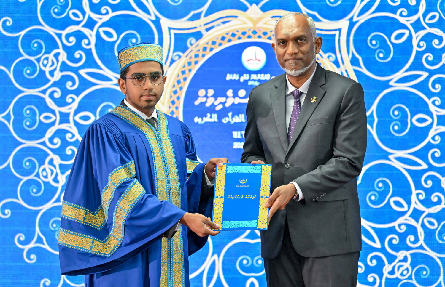 ގުރުއާން ހިތުދަސްކޮށް ހާފިޒު ކަމުގެ ސަނަދު ހާސިލްކުރެއްވި ހާފިޒަކަށް ރައީސް މުއިއްޒު ހަނދާނީ ލިޔުން ދެއްވަނީ.--- ފޮޓޯ: ރައީސް އޮފީސް