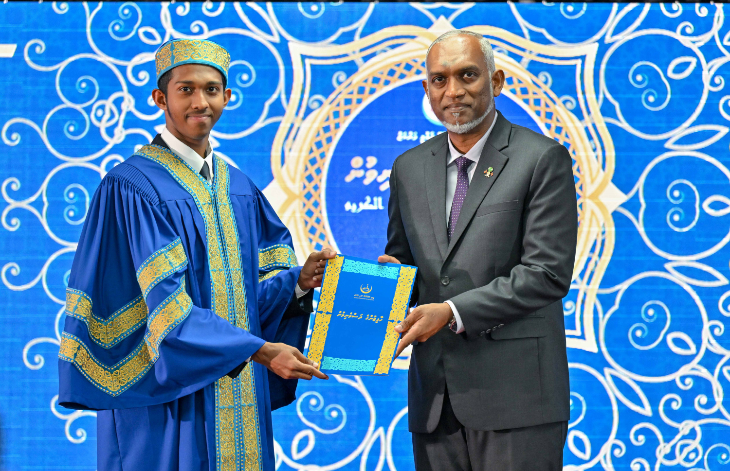 ގުރުއާން ހިތުދަސްކޮށް ހާފިޒު ކަމުގެ ސަނަދު ހާސިލްކުރެއްވި ހާފިޒަކަށް ރައީސް މުއިއްޒު ހަނދާނީ ލިޔުން ދެއްވަނީ.--- ފޮޓޯ: ރައީސް އޮފީސް