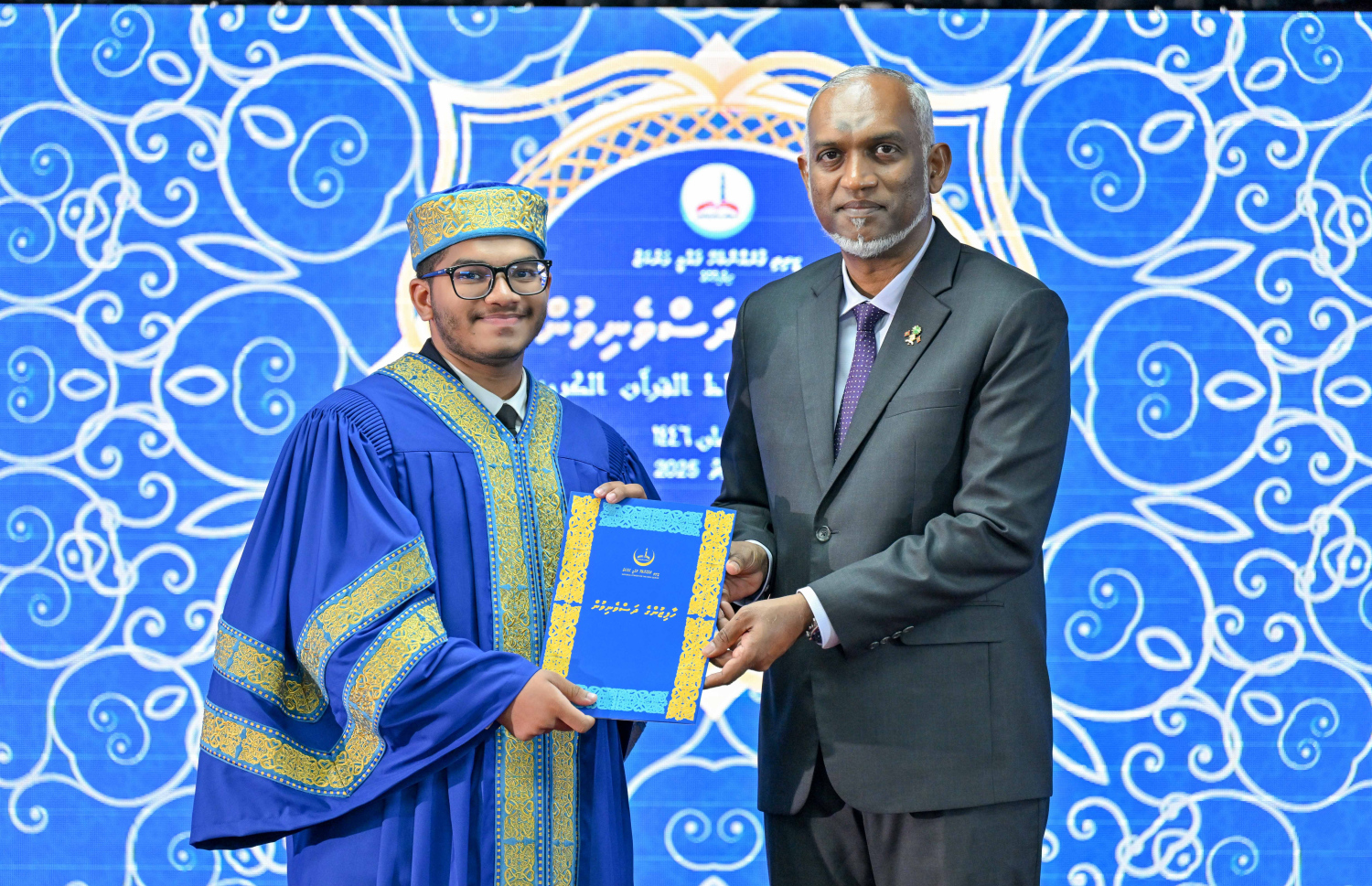 ގުރުއާން ހިތުދަސްކޮށް ހާފިޒު ކަމުގެ ސަނަދު ހާސިލްކުރެއްވި ހާފިޒަކަށް ރައީސް މުއިއްޒު ހަނދާނީ ލިޔުން ދެއްވަނީ.--- ފޮޓޯ: ރައީސް އޮފީސް