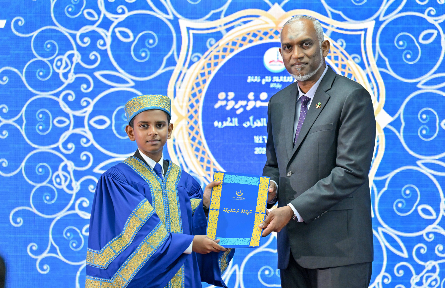 ގުރުއާން ހިތުދަސްކޮށް ހާފިޒު ކަމުގެ ސަނަދު ހާސިލްކުރެއްވި ހާފިޒަކަށް ރައީސް މުއިއްޒު ހަނދާނީ ލިޔުން ދެއްވަނީ.--- ފޮޓޯ: ރައީސް އޮފީސް