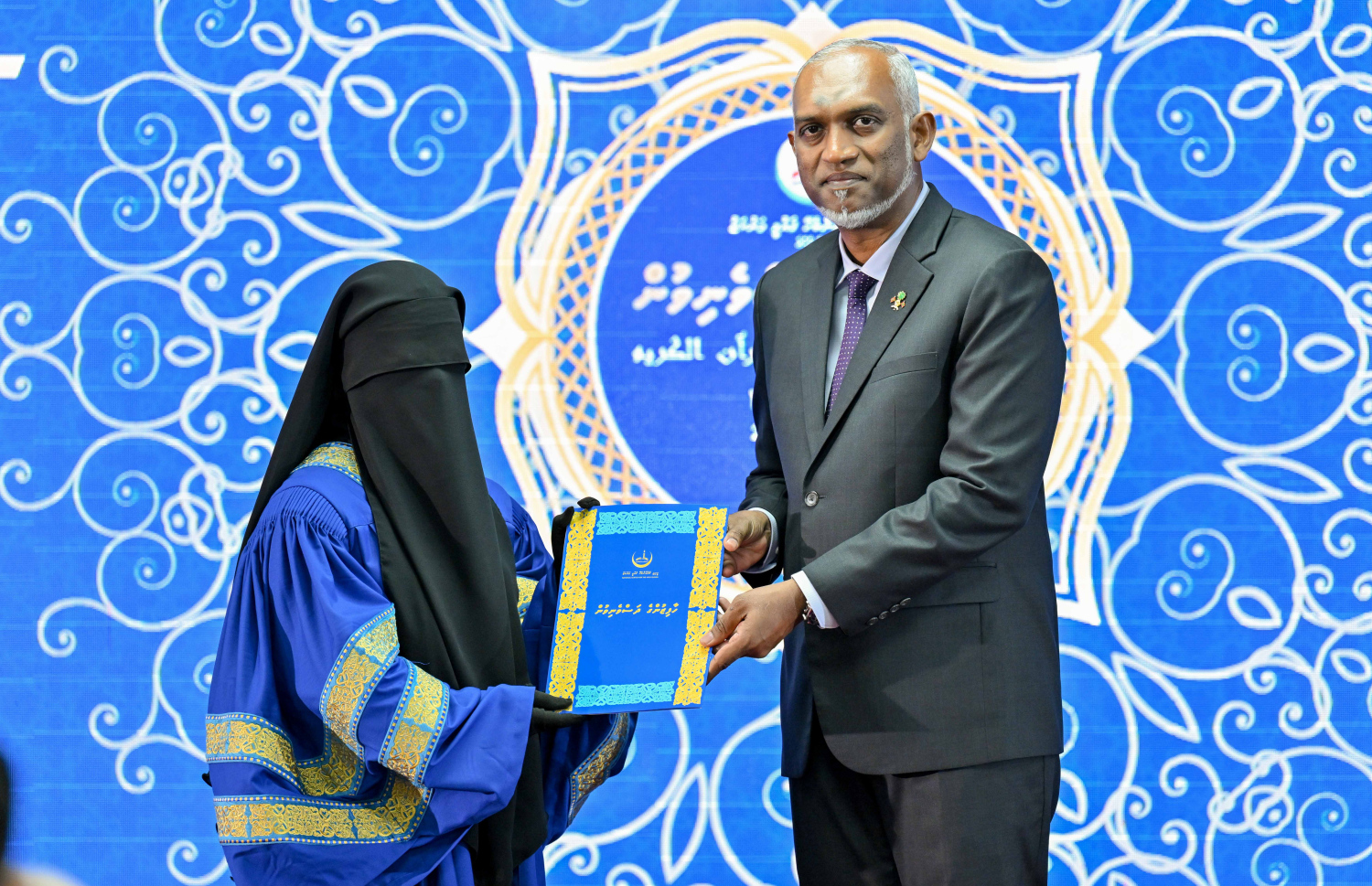 ގުރުއާން ހިތުދަސްކޮށް ހާފިޒު ކަމުގެ ސަނަދު ހާސިލްކުރި ހާފިޒަކަށް ރައީސް މުއިއްޒު ހަނދާނީ ލިޔުން ދެއްވަނީ: މި ހާފިޒުންގެ ތެރޭގައި ހިމެނެނީ މިދިޔަ އަހަރުގެ ޖުލައި މަހުން ފެށިގެން މި މަހުގެ ނިޔަލަށް ގުރުއާން ހިތުދަސް ކުރެއްވި ހާފިޒުން.--- ފޮޓޯ: ރައީސް އޮފީސް