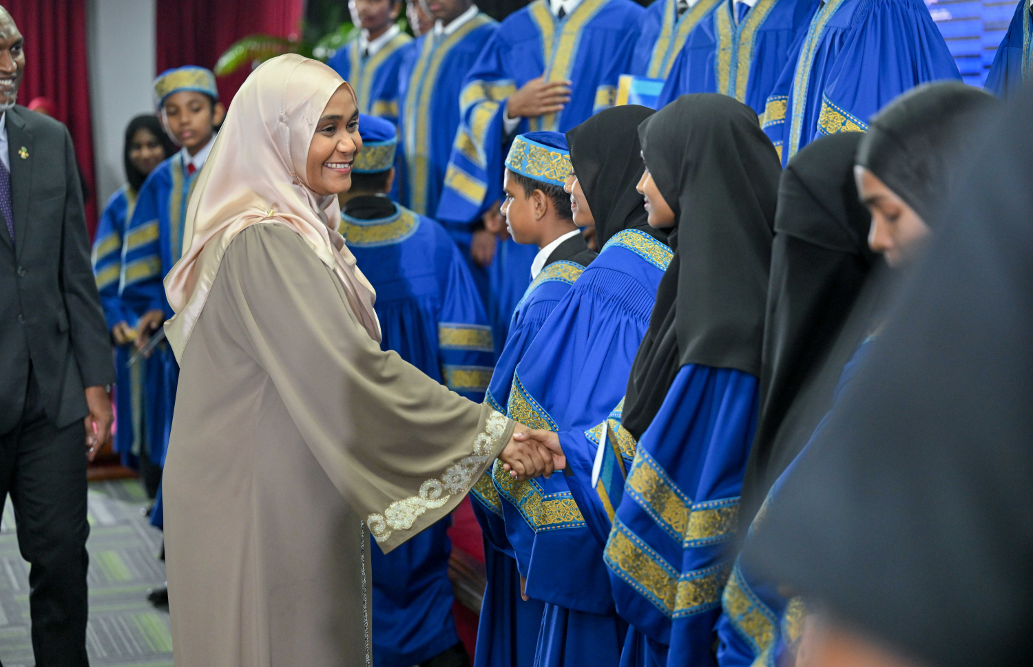 ހާފިޒުން ދަސްވެނިވުމަށް ބޭއްވި ހާއްސަ ޖަލްސާގައި ފަސްޓް ލޭޑީ ސާޖިދާ މުހައްމަދު ހިފްޒު ކުރި ދަރިވަރުންނާ ސަލާން ކުރައްވަނީ.--- ފޮޓޯ: ރައީސް އޮފީސް