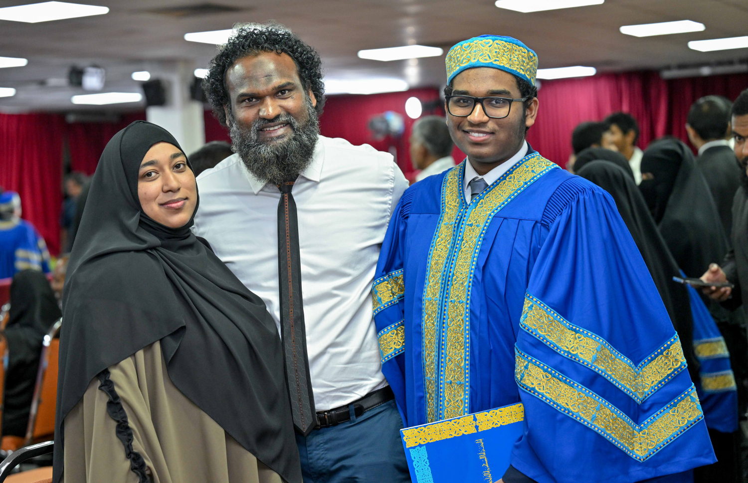 ގުރުއާން ހިތުދަސްކޮށް ހާފިޒު ކަމުގެ ސަނަދު ހާސިލް ކުރި ދަރިވަރަކު ބެލެނިވެރިންނާ އެކު ފޮޓޯއަކަށް ހުއްޓިލައިގެން.--- ފޮޓޯ: ރައީސް އޮފީސް