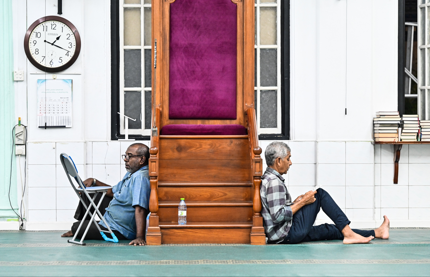 މި އަހަރު ރޯދަ މަހުގެ ހަތާވީސް ވިލޭރޭ ދަމުނަމާދު ކުރުމަށް މިސްކިތުގައި ތިބި ބަޔަކު ގުރުއާން ކިޔަވަނީ: 27 ވިލޭރޭ ގުރުއާން ކިޔެވުމާއި ﷲ އަށް ދުއާ ދެންނެވުމުގައި ވަރަށް ގިނަ ބަޔަކު މިސްކިތުގައި ހޭދަކުރި.--- ފޮޓޯ: ފަޔާޒު މޫސާ | މިހާރު