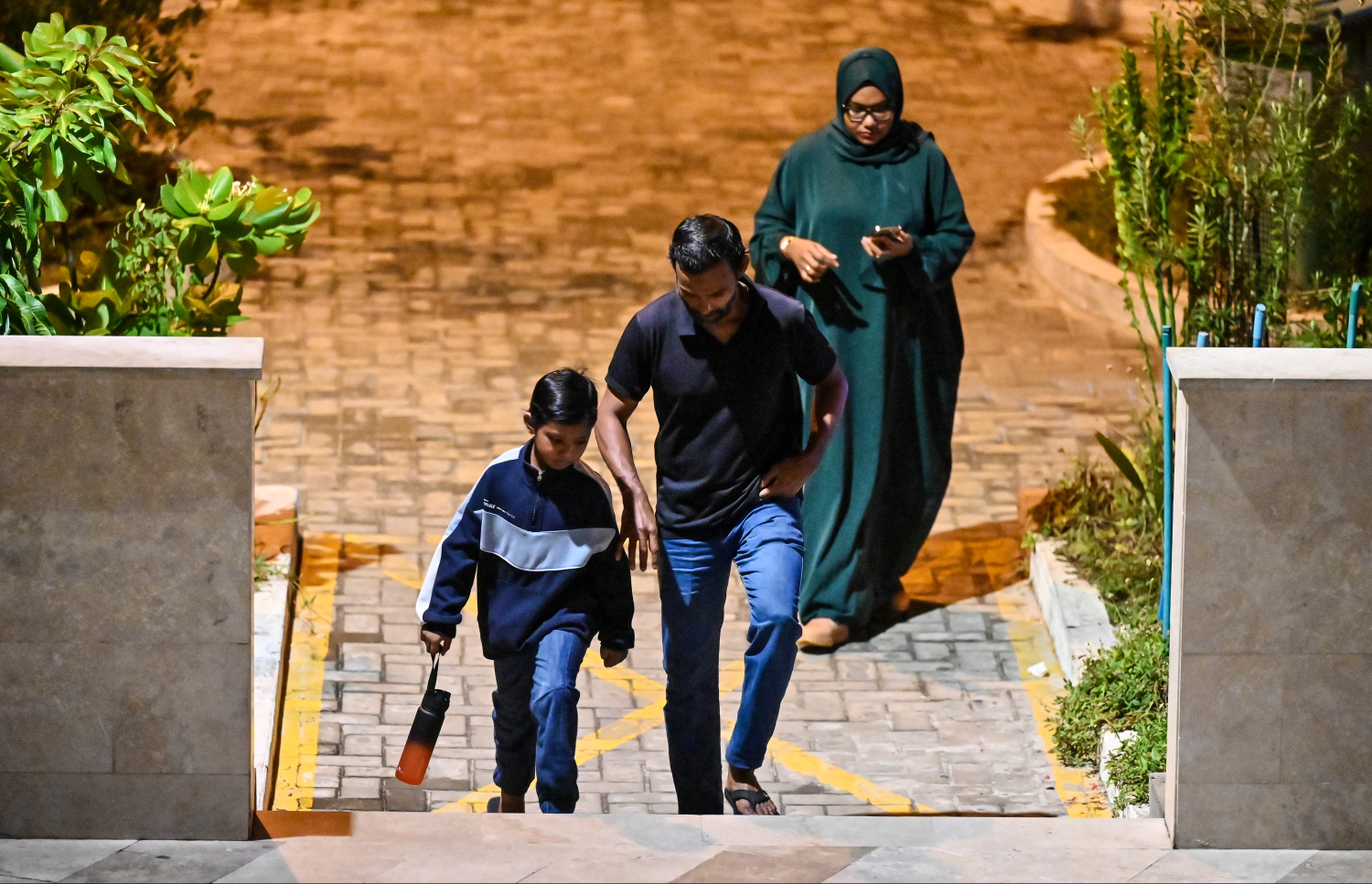 ކުޑަކުއްޖަކު ބެލެނިވެރިޔާ އެކު، ކިންގް ސަލްމާން މިސްކިތަށް ދަމުނަމާދުކުރަން ވަންނަނީ.---- ފޮޓޯ: ފަޔާޒު މޫސާ | މިހާރު