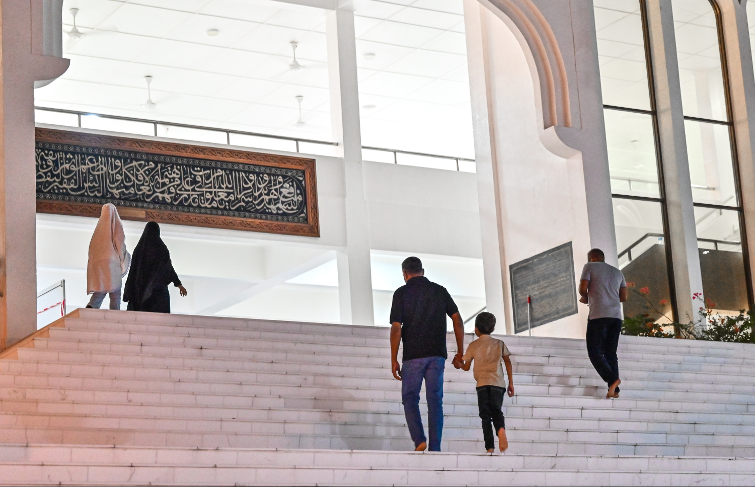 މީހަކު ކުޑަކުއްޖަކު ގޮވައިގެން ދަމު ނަމާދަށް މިސްކިތަށް އަރަނީ. --ފޮޓޯ: ފަޔާޒް މޫސާ | މިހާރު