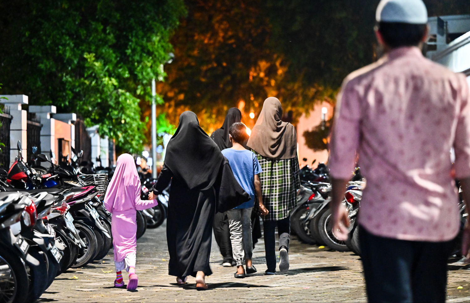 އިސްލާމީ މަރުކަޒުގައި ކުރި ހަތާވީސް ވިލޭރޭގެ ދަމުނަމާދުގައި ބައިވެރިވުމަށް ބަޔަކު މިސްކިތަށް ދަނީ.--- ފޮޓޯ: ފަޔާޒު މޫސާ | މިހާރު