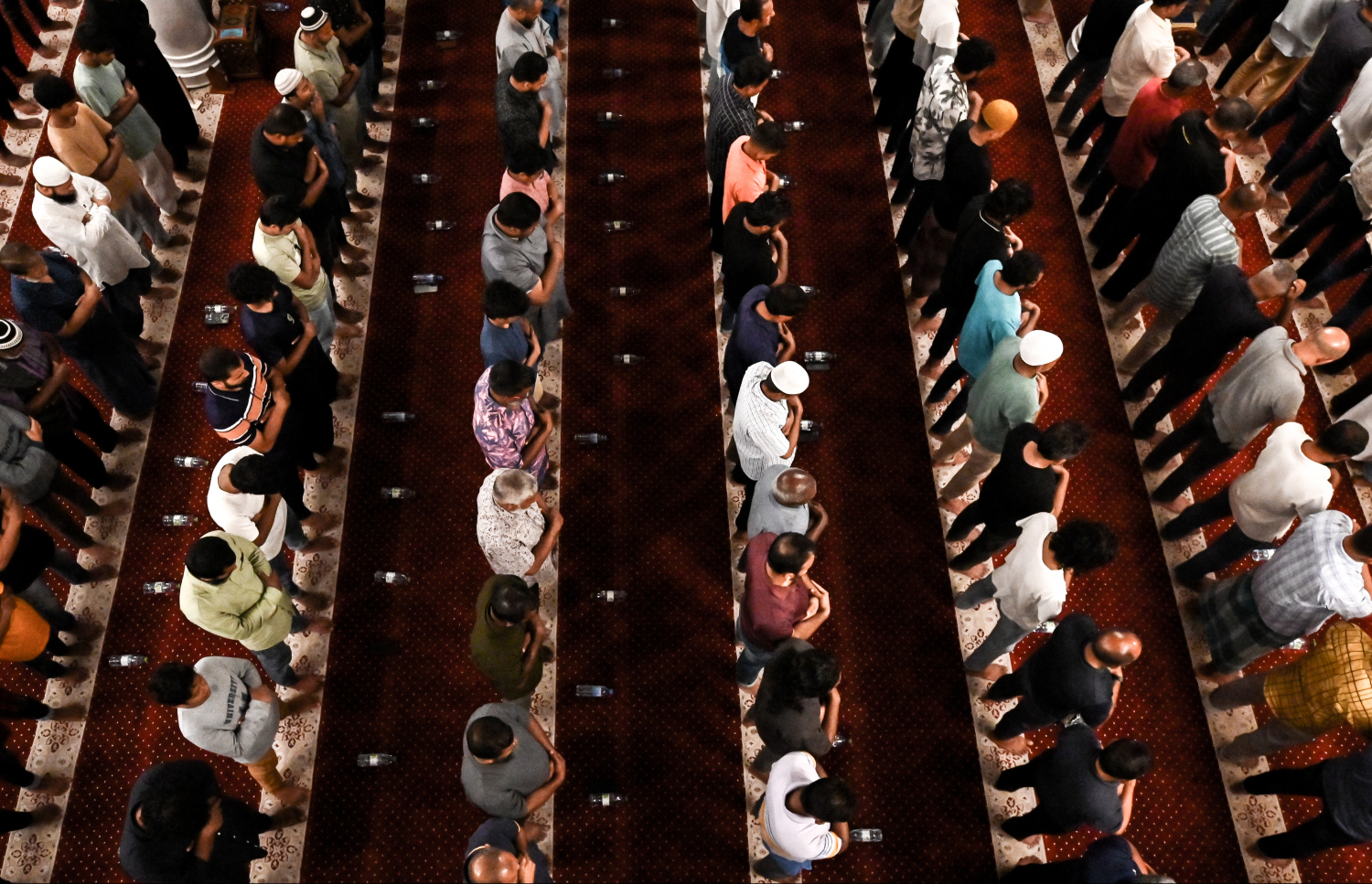 މި ރޯދަމަހުގެ 27 ވިލޭރޭގެ ދަމުނަމާދު ކުރަނީ: ލައިލަތުލް ގަދްރިވިލޭރޭގެ މާތްކަން ހޯދަން ގަދައަޅައި މަސައްކަތް ކުރާއިރު ހަތާވީސް ވިލޭރޭގެ އަޅުކަމުގައި ހޭދަކުރާ މީހުންގެ އަދަދު ގިނަ.--- ފޮޓޯ: ފަޔާޒު މޫސާ | މިހާރު