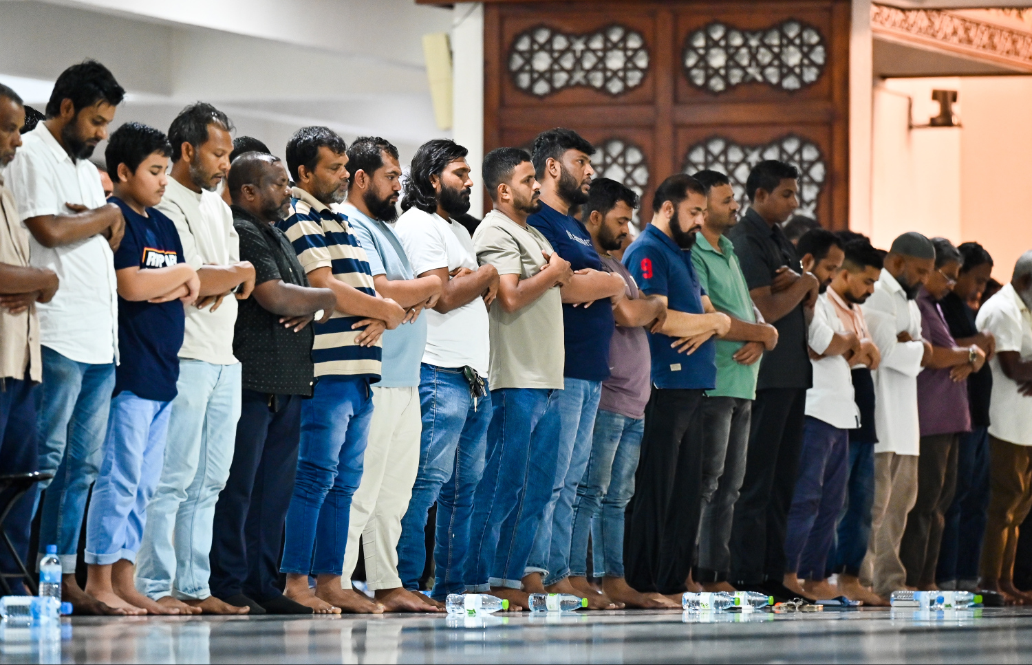 މި ރޯދަމަހުގެ 27 ވިލޭރޭގެ ދަމުނަމާދު ޖަމާއަތުގައި ކުރަނީ: ރޯދަ މަހުގެ ފަހު 10 އިގެ ތެރޭގައި އަންނަ އޮނަހިރި ރޭތަކުގެ ތެރެއިން ވެސް 27 ވިލޭރެއަކީ ލައިލަތުލް ގަދްރި ވިލޭރޭ ކަމަށް ގިނަ އިލްމުވެރިން ބުރަވެވަޑައިގަންނަވާ.---- ފޮޓޯ: ފަޔާޒު މޫސާ | މިހާރު