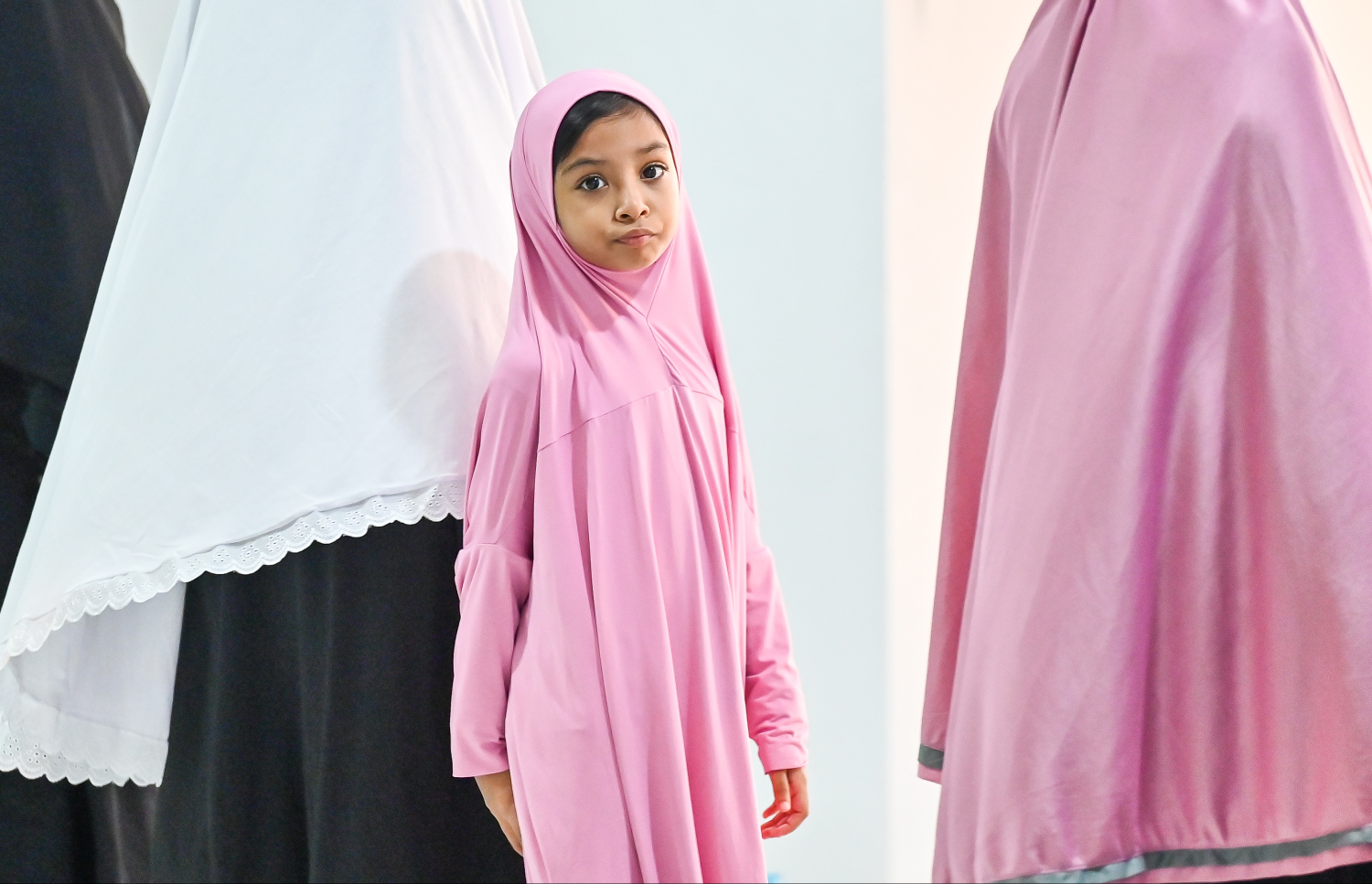 މި ރޯދަމަހުގެ 27 ވިލޭރޭގެ ދަމުނަމާދަށް ބެލެނިވެރިޔާ އެކު ދިޔަ ކުޑަކުއްޖަކު މިސްކިތުގައި: ގިނަ ބެލެރނިވެރިން ދަމުނަމާދާށް ދަނީ ކުދިން ގޮވައިގެން.--- ފޮޓޯ: ފަޔާޒު މޫސާ | މިހާ