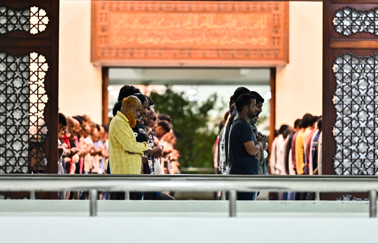 އިސްލާމީ މަރުކަޒުގައި 27 ވިލޭރޭގެ ދަމުނަމާދު ޖަމާއަތުގައި ކުރަނީ: ރޯދަމަހުގެ ފަހު 10 އިގެ ތެރޭގައި އަންނަ އޮނަހިރި ރޭތަކުގެ ތެރެއިން ވެސް 27 ވިލޭރެއަކީ ލައިލަތުލް ގަދްރި ވިލޭރޭ ކަމަށް ގިނަ އިލްމުވެރިން ބުރަވެވަޑައިގަންނަވާ.--- ފޮޓޯ: ފަޔާޒު މޫސާ | މިހާރު