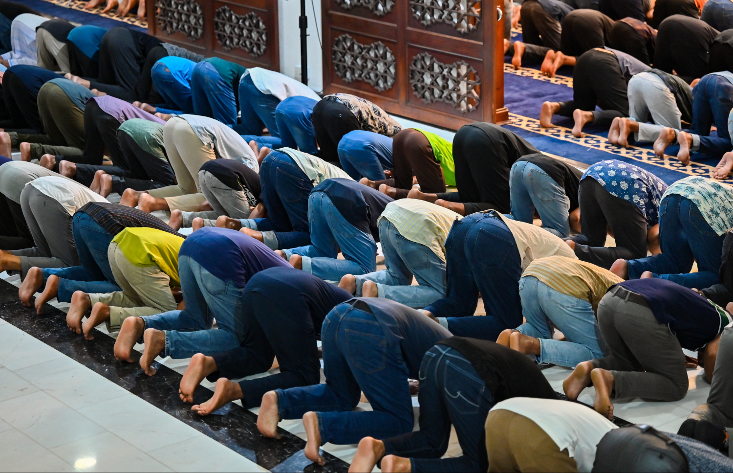 މި ރޯދަމަހުގެ 27 ވިލޭރޭގެ ދަމުނަމާދު ކުރަނީ: ލައިލަތުލް ގަދްރިވިލޭރޭގެ މާތްކަން ހޯދަން ގަދައަޅައި މަސައްކަތް ކުރާއިރު ހަތާވީސް ވިލޭރޭގެ އަޅުކަމުގައި ހޭދަކުރާ މީހުންގެ އަދަދު ގިނަ.--- ފޮޓޯ: ފަޔާޒު މޫސާ | މިހާރު